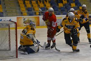 Gólman Kopřivnice Andreas Kubáň zdárně řeší ošemetnou situaci před brankou v zápase s Opavou, vzadu přihlížejí jeho spoluhráči (zleva) Matej Petrek a Dominik Suchý.   FOTO: MAREK HAVRAN