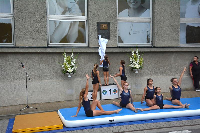 Odhalení pamětní desky Zdence Veřmiřovské proběhlo symbolicky v rámci připravené gymnastické sestavy. FOTO: DAVID MACHÁČEK