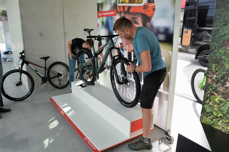 Pracovníci kopřivnické společnosti BikeFun International při instalaci kol z aktuálního výrobního programu do proskleného pavilonu v centru Kopřivnice. FOTO: DAVID MACHÁČEK