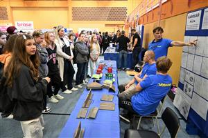 Šestnáctý ročník přehlídky technických profesí Řemeslo má zlaté dno byl o něco chudší na vystavovatele, ale co do počtu návštěvníků byl rekordní. FOTO: DAVID MACHÁČEK
