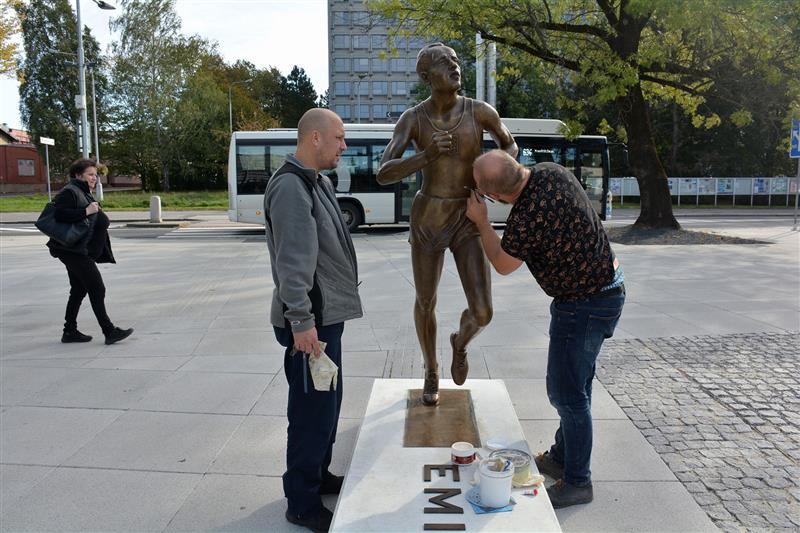 Socha Emila Zátopka v centru města byla minulý čtvrtek v péči restaurátorů. Ti ji očistili od oxidační koroze a opravili poškození způsobené vandalem. FOTO: DAVID MACHÁČEK