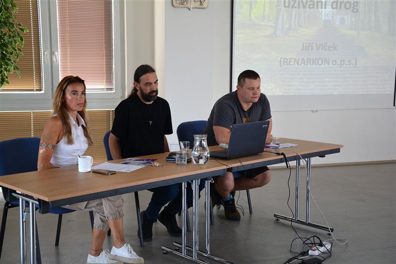 Pracovníci Renarkonu se na besedě s názvem Neber to! podělili o své zkušenosti ze své praxe. FOTO: DANA HOĎÁKOVÁ