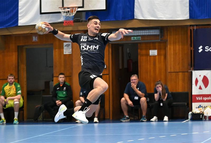 Kopřivnický házenkář Jan Polcar dal proti Novému Veselí devět branek a prostřílel se až na samotné čelo extraligy – v osmi kolech dal 51 branek. FOTO: MAREK HAVRAN