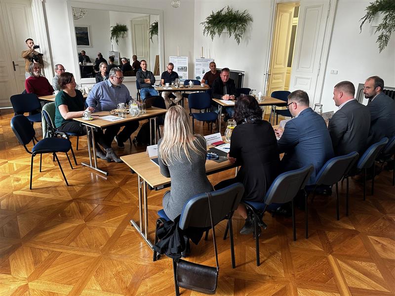 Několik kopřivnických drobných podnikatelů využilo 17. října pozvání na kafe do Ringhofferovy vily. Hostitelé z vedení radnice odpovídali například na dotazy k dostavbě centra nebo k plánům na další investiční projekty města. FOTO: LUCIE MACHÁČKOVÁ