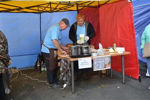 Ve druhém ročníku Kamarádské polévky zvítězil tým s názvem ILCO. Jeho polévka kozí brada chutnala návštěvníkům nejvíc. FOTO: DANA HOĎÁKOVÁ