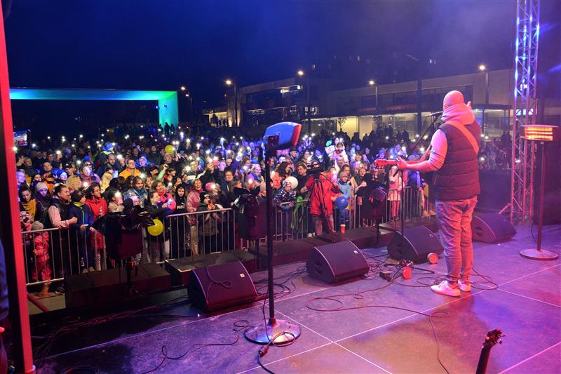 Koncertem populárního písničkáře Pokáče vyvrcholilo minulý pátek slavnostní otevření zrekonstruovaného centra města. To si i přes nepřízeň počasí nenechalo ujít mnoho lidí. FOTO: DAVID MACHÁČEK