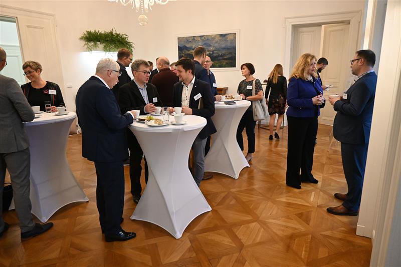 Kromě připravených prezentací si zástupci firem na snídani s vedením města vychutnali i neformální diskuzi. FOTO: DAVID MACHÁČEK