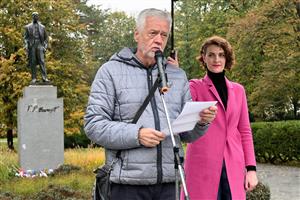 U příležitosti oslavy státního svátku vzniku republiky promluvil před pomníkem T. G. M. člen zdejšího Masarykova demokratického hnutí Lubomír Sazovský. Tradičního vzpomínkového setkání se na náměstí účastnilo několik desítek lidí. FOTO: DAVID MACHÁČEK