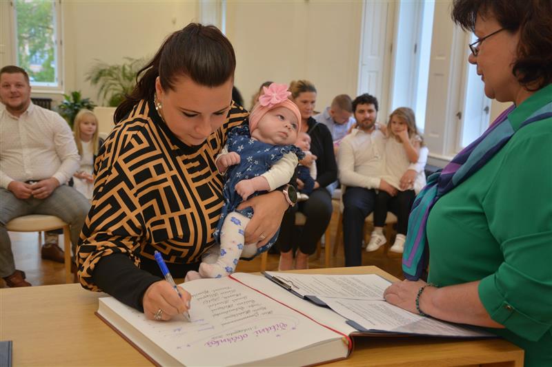 Před týdnem proběhlo poslední vítání občánků města v letošním roce. Celkem starosta přivítal 106 novorozených dětí. FOTO: DANA HOĎÁKOVÁ