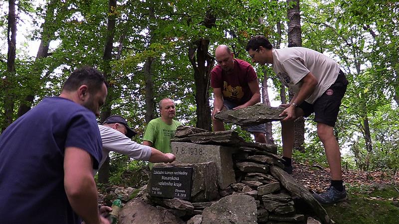 V polovině října místní skauti společně se členy místního MDH obnovili pobořenou kamennou mohylu se základním kamenem Masarykovy rozhledny. FOTO: LUBOMÍR SAZOVSKÝ