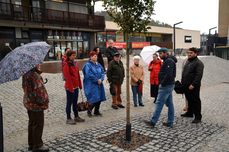 Účastníci Procházky s Habrem, která proběhla v poslední říjnový den, se dozvěděli, proč byly v centru vysázeny právě vybrané druhy okrasných rostlin. FOTO: DANA HOĎÁKOVÁ