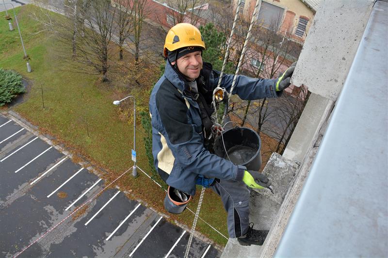 Sanační práce na fasádě budovy městského úřadu provádí specialisté na výškové práce. FOTO: DAVID MACHÁČEK