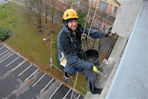 Sanační práce na fasádě budovy městského úřadu provádí specialisté na výškové práce. FOTO: DAVID MACHÁČEK