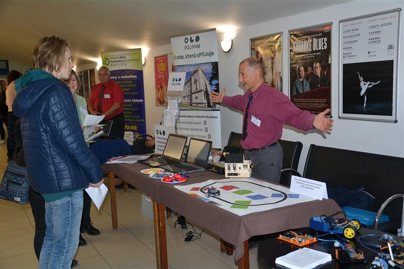 Zástupci středních škol zúčastněných na přehlídce Den tvojí kariéry vítali potenciální zájemce o studium s otevřenou náručí. FOTO: DAVID MACHÁČEK