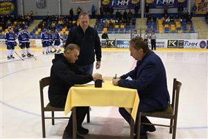 Přímo na ledě podepsali novou  smlouvu majitel ISMM Group Miloslav Cváček (vpravo) a prezident HC Kopřivnice Miroslav Kubátko, v pozadí manažer klubu Jaroslav Hrubý. FOTO: M. HAVRAN