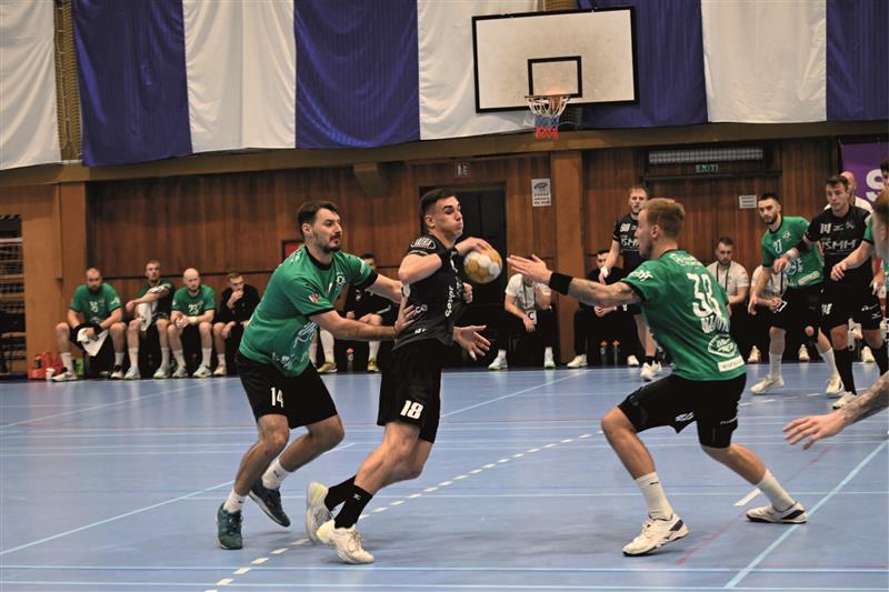 Házenkáři před největší návštěvou sezony po boji podlehli Karviné, na snímku se probíjí obranou soupeře Jan Polcar, s pěti góly nejlepší střelec Kopřivnice. FOTO: MAREK HAVRAN