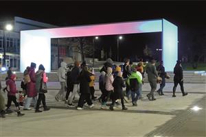 Součástí oslav 17. listopadu v Kopřivnici byl i letos průvod se svíčkami a lampiony od ZŠ Milady Horákové na náměstí TGM. FOTO: DAVID MACHÁČEK