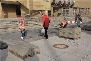 Minulý týden byla provizorně zprovozněna část schodiště ke kulturnímu domu. Pokud zastupitelé vyhradí potřebnou částku, v příštím roce se dočká kompletní přestavby.  FOTO: D. MACHÁČEK