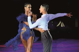 Marko Kmeťka a Viktória Polláková vyhráli latinskoamerickou část 55. ročníku Taneční soutěže Tatra. Nejúspěšnější pár večera z KST Peta Pezinok ještě předtím vybojoval stříbro ve standardních tancích.  FOTO: DAVID MACHÁČEK