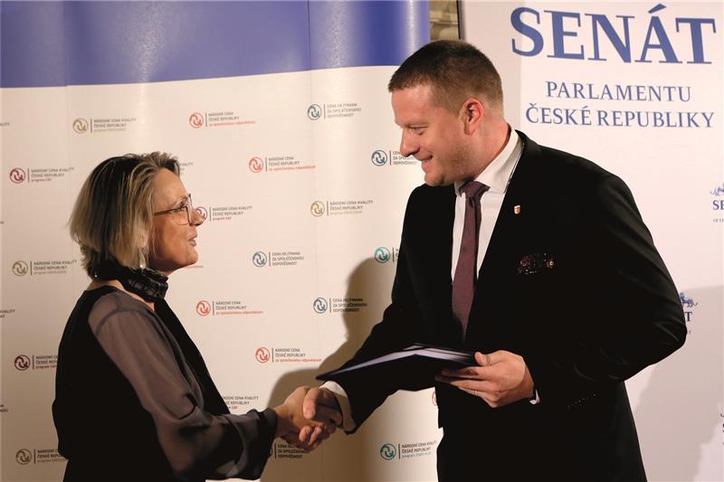 Starosta Kopřivnice Adam Hanus přebírá ocenění za první místo v Národní ceně za společenskou odpovědnost a udržitelný rozvoj. FOTO: MPO ČR