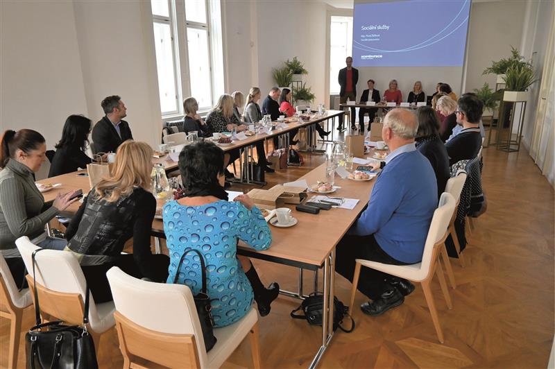 V minulém týdnu se v Ringhofferově vile sešli představitelé okolních měst a obcí, aby se seznámili s novinkami v sociální oblasti. FOTO: DAVID MACHÁČEK