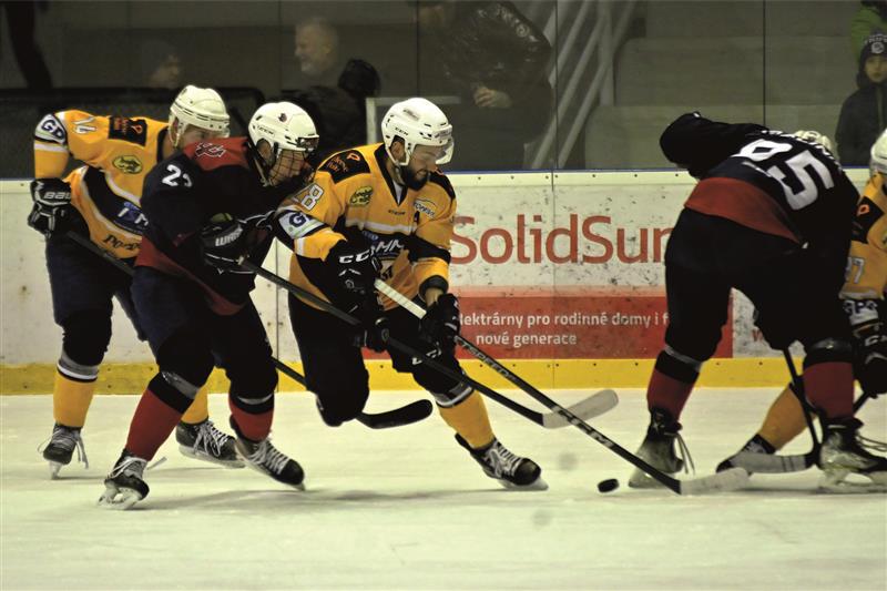 Druhé derby sezony v 17. kole základní části vyhráli hostující Ďáblové. Na snímku z derby je uprostřed s pukem Dominik Suchý, autor jedné z branek Kopřivnice. FOTO: MAREK HAVRAN