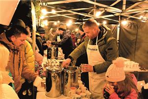 Zahájení adventu si Kopřivničané mohli minulou neděli zpříjemnit nejen připraveným programem a rozsvícením vánočních stromů, ale také starostovým punčem. Do centra a parku jich přišly tisíce. FOTO: KATEŘINA PETRÁŠOVÁ