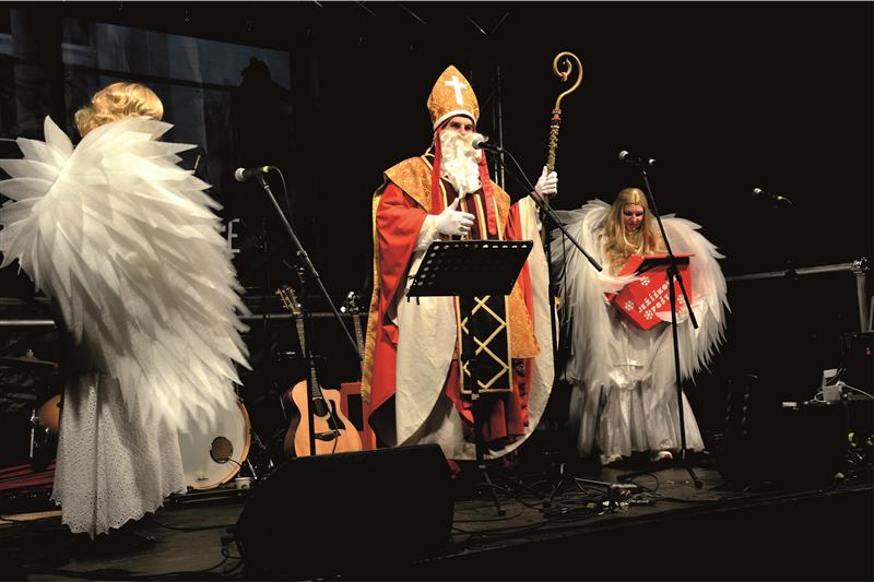 Mikulášské oslavy v Kopřivnici se odehrály na dvou místech. Nejdříve čekalo na příchozí představení v centru města a následně se program přesunul do sadu E. Beneše. FOTO: DAVID MACHÁČEK