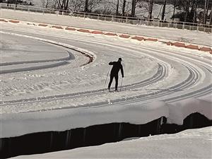 Místo plochodrážních motorek se po oválu letního stadionu v minulém týdnu proháněli milovníci běžeckého lyžování. FOTO: SpSK