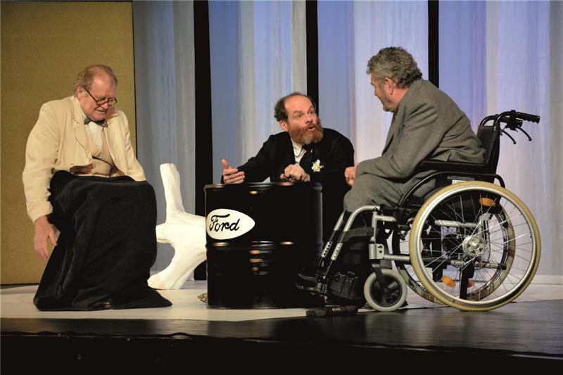 Jan Vlasák, Adrian Jastraban a Jiří Štrébl při kopřivnickém představení hry S prezidentem v divočině, kterou kulturní dům uvedl v rámci svého předplatného. FOTO: DAVID MACHÁČEK