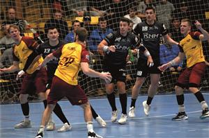 Na snímku z utkání s Duklou jsou navrátilci do sestavy (zleva) v tmavých dresech Oto Kancel a Jaromír Petřík, vpravo nejlepší střelec utkání Jan Polcar. FOTO: MAREK HAVRAN