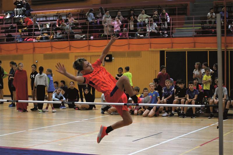 Na 31. ročníku Kopřivnické laťky bojovaly v hale SOU děti ze čtrnácti škol z Kopřivnice a okolí. FOTO: MAREK HAVRAN