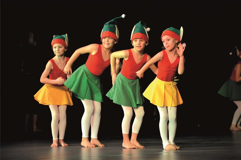 Žákyně prvního ročníku ZUŠ Zdeňka Buriana připravily společně se svou vyučující Anetou Surma Řehákovou pro vánoční koncert choreografii Skřítkové. FOTO: DAVID MACHÁČEK