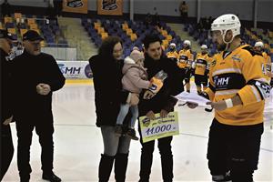 Zápasu s Vyškovem předcházel slavnostní okamžik, přímo na ledové ploše předávali zástupci klubu výtěžek z dražby dresů dvěma dívenkám – Vanessce a Káje. FOTO: MAREK HAVRAN