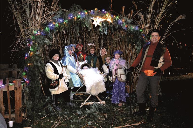 Součástí vánočního koncertu pořádaného minulou sobotu v Mniší byl i živý betlém. Akci, na které zahrála dechová hudba Javořinka, společně pořádali tamní dobrovolní hasiči a Osvětová beseda Mniší. FOTO: JIŘÍ KABUĎA