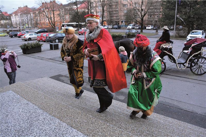 Hned 2. ledna ráno byla v Kopřivnici slavnostně zahájena tradiční Tříkrálová sbírka. Koledníci budou jednotlivé domácnosti navštěvovat až do konce tohoto týdne. Následně ještě sbírka poběží v on-line režimu. FOTO: DAVID MACHÁČEK