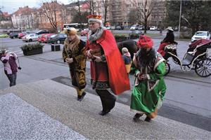 Hned 2. ledna ráno byla v Kopřivnici slavnostně zahájena tradiční Tříkrálová sbírka. Koledníci budou jednotlivé domácnosti navštěvovat až do konce tohoto týdne. Následně ještě sbírka poběží v on-line režimu. FOTO: DAVID MACHÁČEK