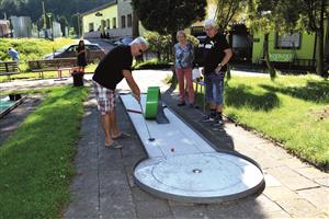 I letos se mohou senioři těšit na své aktivity, mezi které patří tradiční turnaj v minigolfu s názvem Od jamky k jamce. FOTO: DANA HOĎÁKOVÁ
