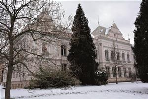 Historická budova někdejší Základní školy Náměstí má být přebudována na moderní knihovnu a komunitní centrum. FOTO: DAVID MACHÁČEK