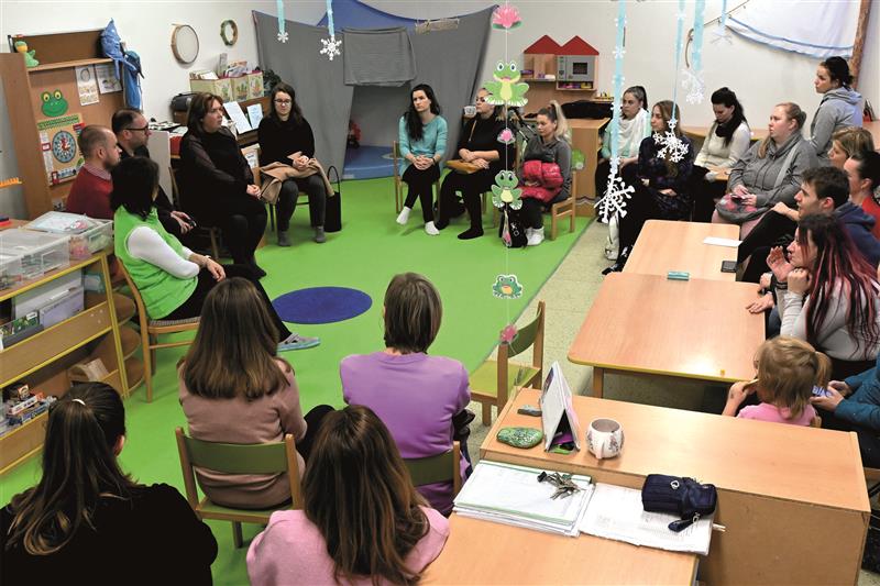 Informační schůzka vedení MŠ Pionýrské a zástupců radnice s rodiči dětí, které ji navštěvují, předznamenala připravovanou rekonstrukci. Ta zhruba na čtyři měsíce znemožní běžný provoz ve stávajícím objektu. FOTO: DAVID MACHÁČEK