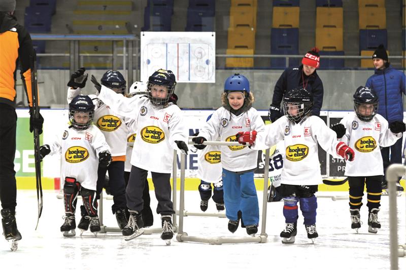 Děti se po aktivitách mimo ledovou plochu přesunuly na kluziště a pořádně si tam všechno kolem bruslení a hokeje vyzkoušely. FOTO: MAREK HAVRAN