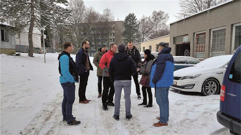 Vedení radnice si v doprovodu zástupců kraje a zdejší střední školy prohlédlo objekt internátu, který hejtmanství nabízí městu k dalšímu využití. FOTO: DAVID MACHÁČEK