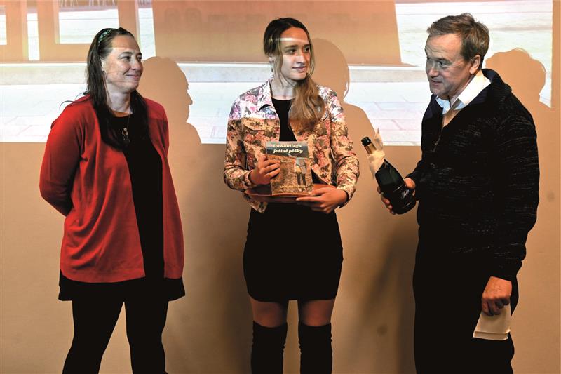 Kmotry první knihy Lucie Krysové se na půdě akademické posluchárny kulturního domu stali autorčini rodiče. FOTO: DAVID MACHÁČEK