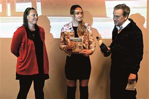 Kmotry první knihy Lucie Krysové se na půdě akademické posluchárny kulturního domu stali autorčini rodiče. FOTO: DAVID MACHÁČEK