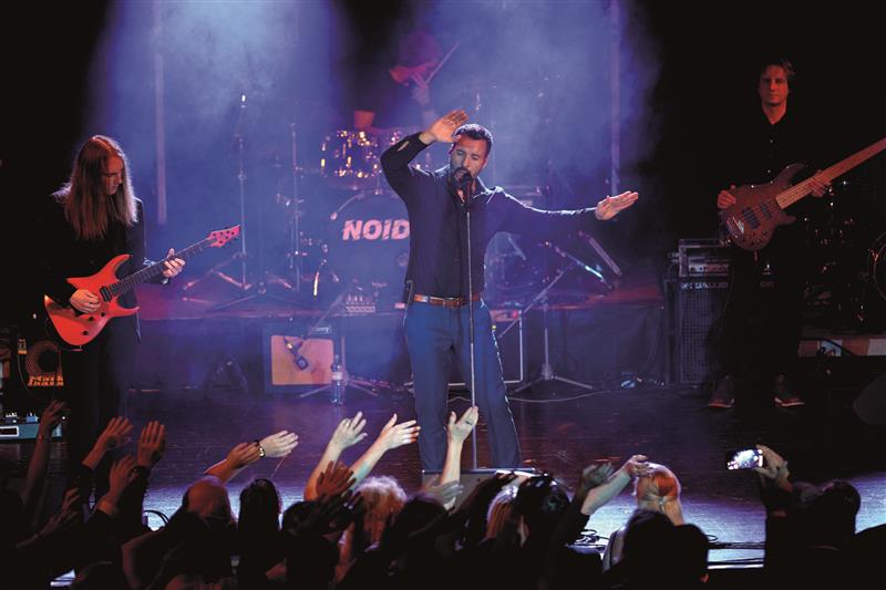 Hlavní hvězdou 31. Obecního plesu v kulturním domě byl minulou sobotu Václav Noid Bárta, s kapelou Bek Bek Clan bavil zaplněný velký sál hodinu před půlnocí. FOTO: LADISLAV MÁCHA