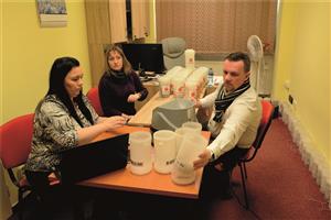 V pondělí počítali pracovníci Charity Kopřivnice poslední zapečetěné pokladničky, s nimiž chodili koledníci po Kopřivnici a Lubině. Jejich výtěžek přesáhl částku 400 tisíc korun. FOTO: D. MACHÁČEK