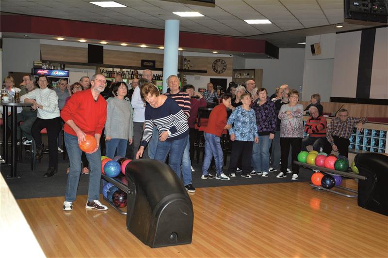První letošní akcí připravenou pro seniory byl bowling, který si přišlo před týdnem zahrát přes šest desítek zájemců. FOTO: DANA HOĎÁKOVÁ