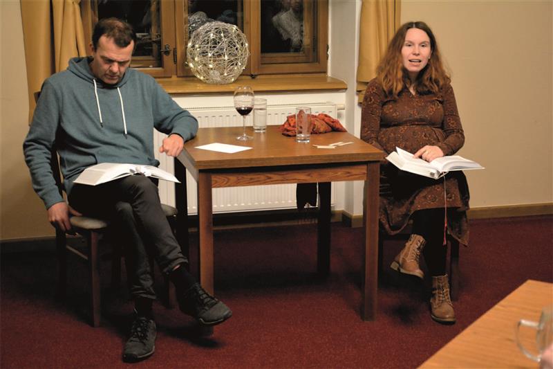 Jiří Juráň a Tereza Šustková zprostředkovali návštěvníkům Vily Machů dopisy, které si vyměnili manželé Jirousovi od roku 1977 do roku 1985.  FOTO: DAVID MACHÁČEK