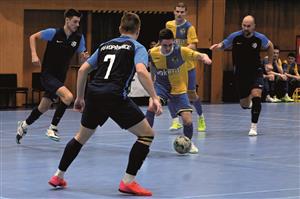 Futsalové divizní derby přineslo krásnou bitvu o Kopřivnici, na jejím konci se radovali futsalisté FU Kopřivnice (tmavší dresy). FOTO: MAREK HAVRAN
