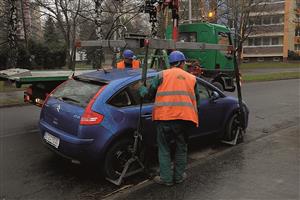 Od letošního roku si majitelé odtažených aut při čištění komunikací a parkovišť připlatí. Maximální ceny odtahů se po dvaceti letech zvyšují. ILUSTRAČNÍ FOTO: DAVID MACHÁČEK